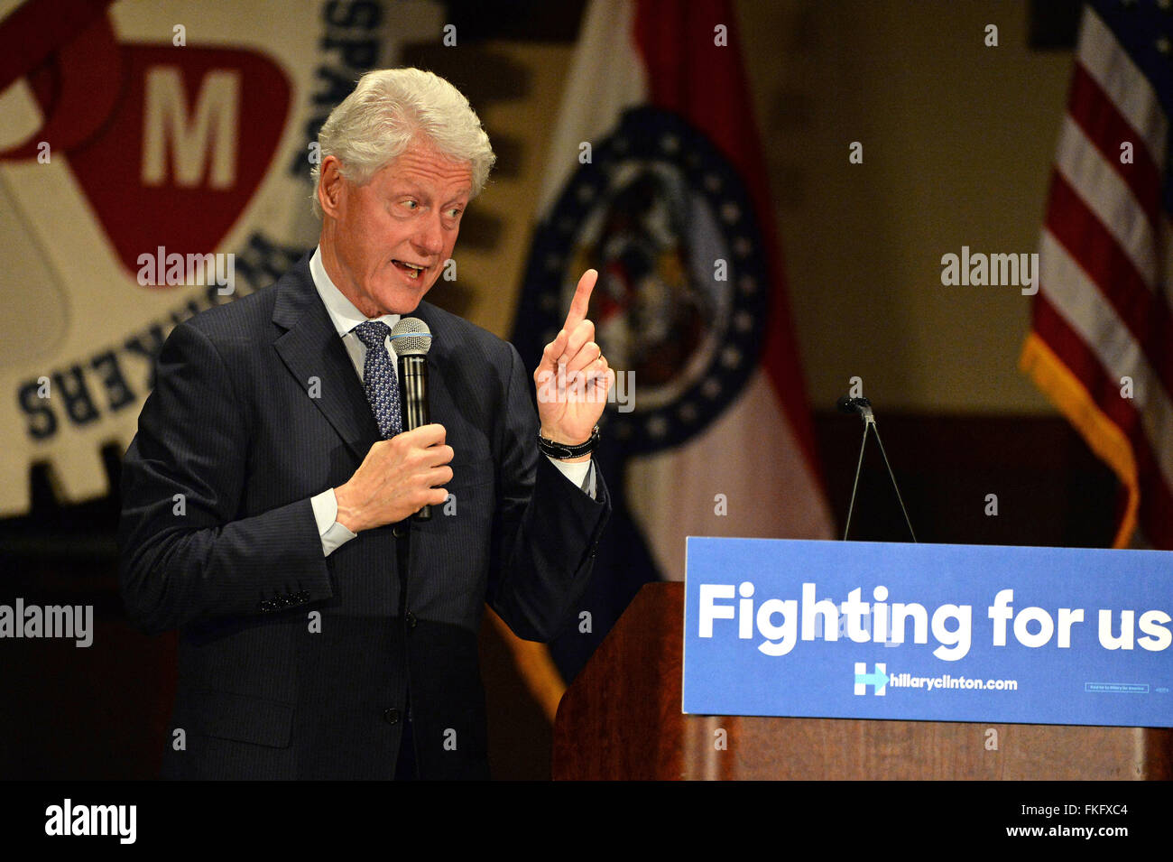 Bridgeton, Missouri, Stati Uniti d'America. 23 mar 2010. L'ex presidente Bill Clinton parla ai tifosi di rally politico per promuovere la sua moglie e presidenziale candidato democratico Hillary Clinton, a District 9 macchinisti Hall di Bridgeton, un sobborgo di San Louis. Credito: Gino's immagini Premium/Alamy Live News Foto Stock