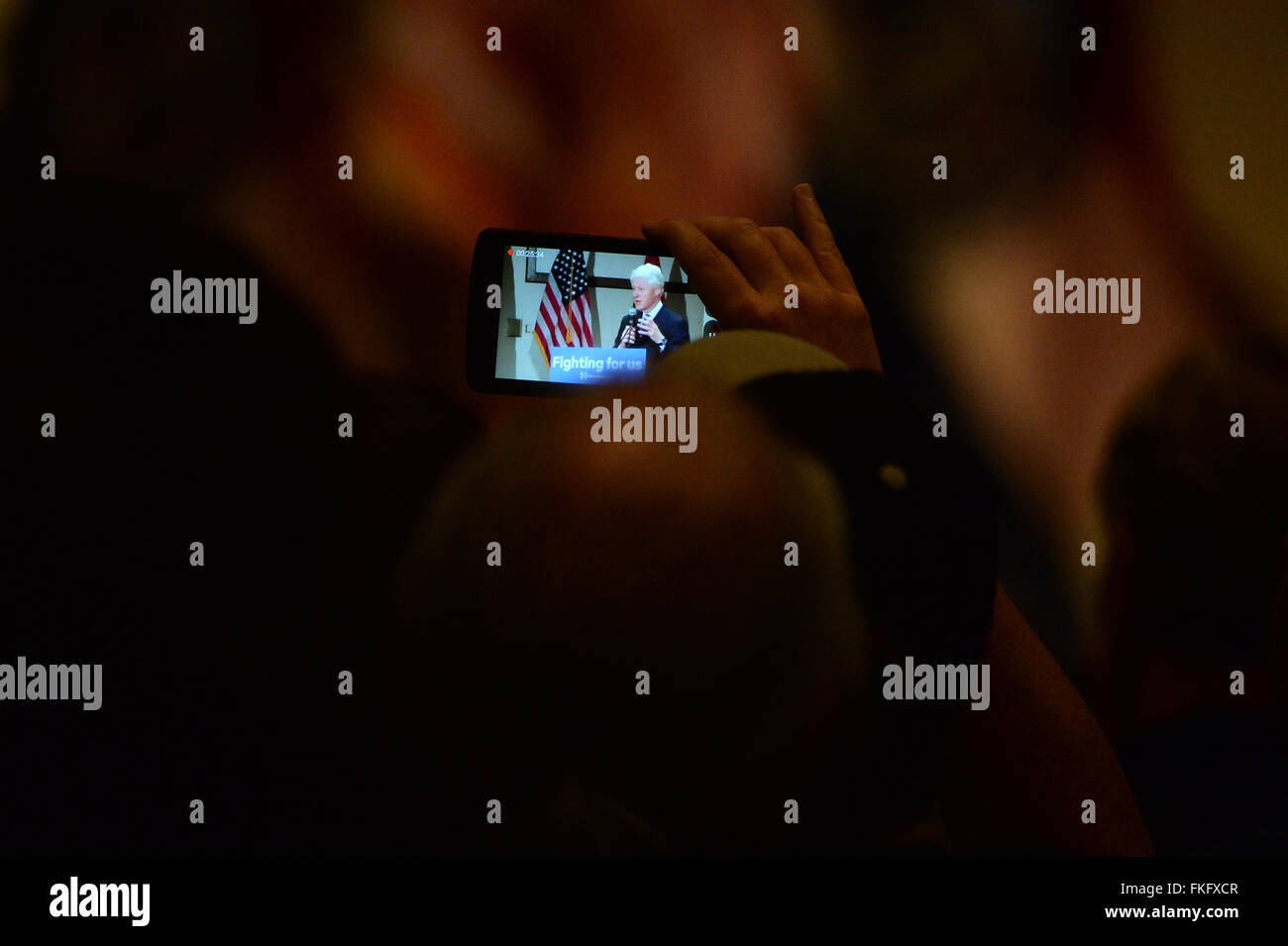 Bridgeton, Missouri, Stati Uniti d'America. 23 mar 2010. Sostenitore prende il video dell'ex presidente Bill Clinton mentre parla alla folla al rally politico per promuovere la sua moglie e presidenziale candidato democratico Hillary Clinton, a District 9 macchinisti Hall di Bridgeton, un sobborgo di San Louis. Credito: Gino's immagini Premium/Alamy Live News Foto Stock