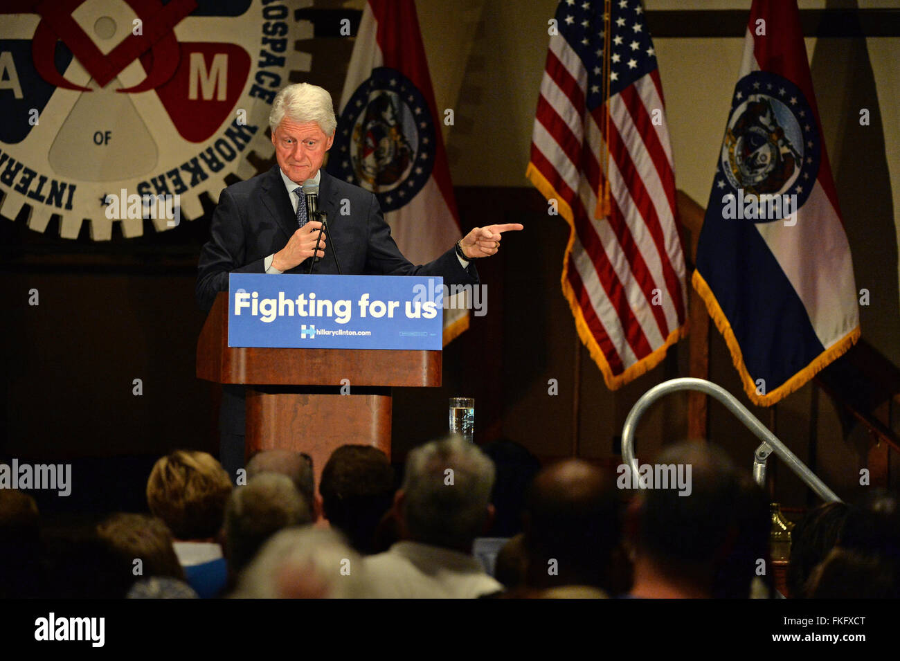 Bridgeton, Missouri, Stati Uniti d'America. 23 mar 2010. L'ex presidente Bill Clinton parla ai tifosi di rally politico per promuovere la sua moglie e presidenziale candidato democratico Hillary Clinton, a District 9 macchinisti Hall di Bridgeton, un sobborgo di San Louis. Credito: Gino's immagini Premium/Alamy Live News Foto Stock