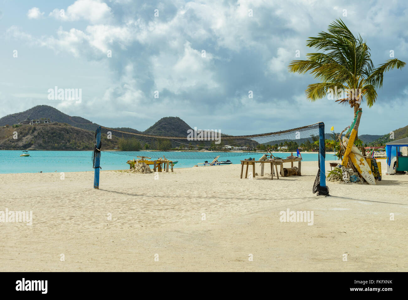 Spiaggia tropicale a Antigua isola dei Caraibi con sabbia bianca, oceano turchese acqua e cielo blu Foto Stock