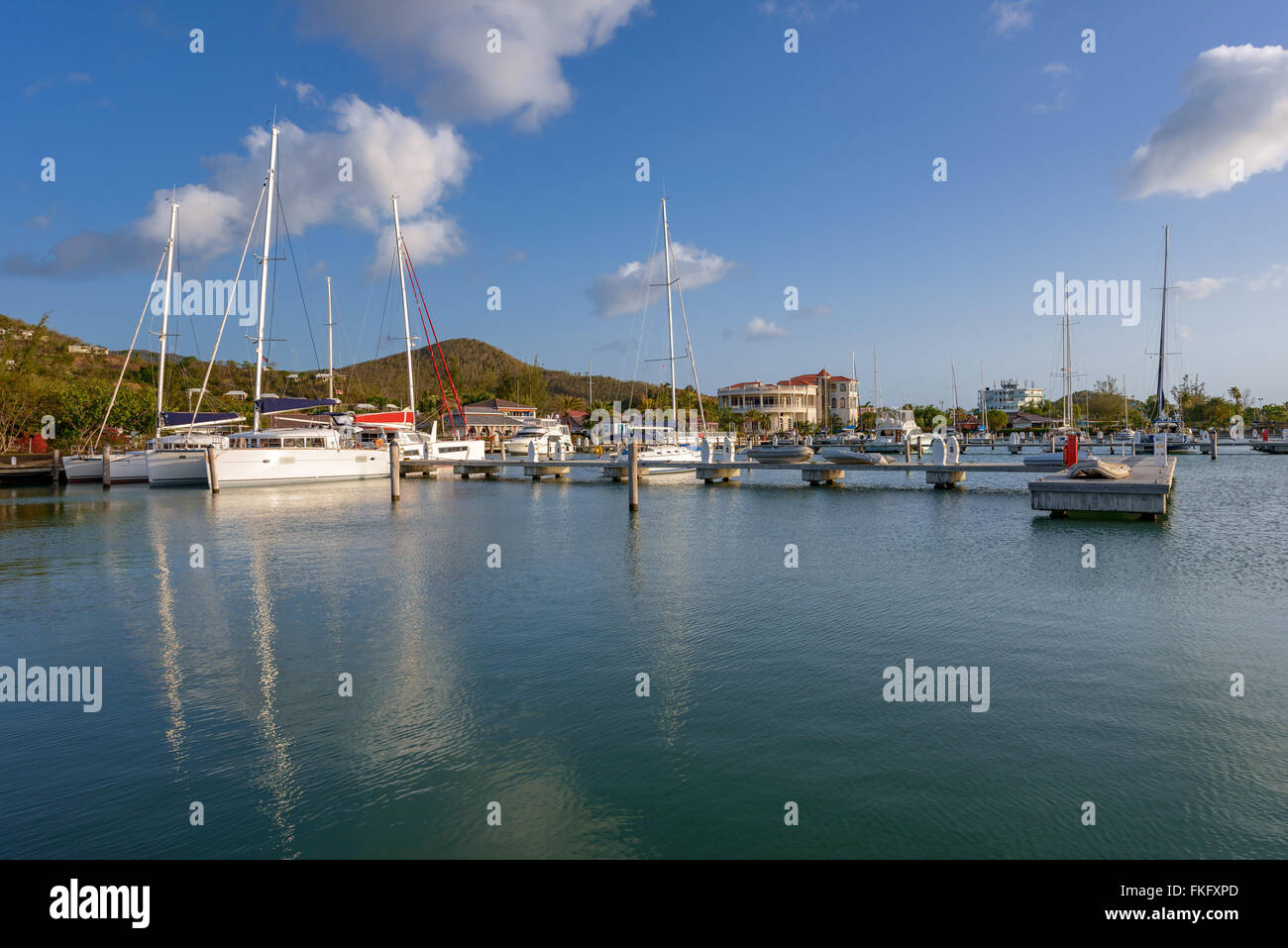 Yacht e Barche ancorate in cristalline acque turchesi del Mar dei Caraibi Foto Stock