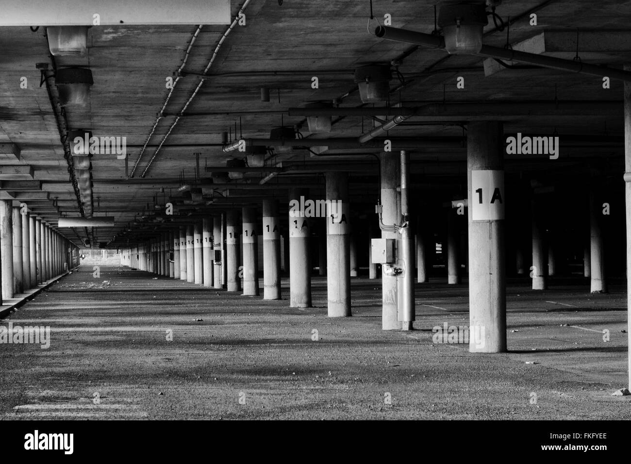 Un'immagine in bianco e nero del parcheggio di livello inferiore abbandonato all'aeroporto Mirabel (CYMX) di Mirabel, Quebec, Canada. Foto Stock