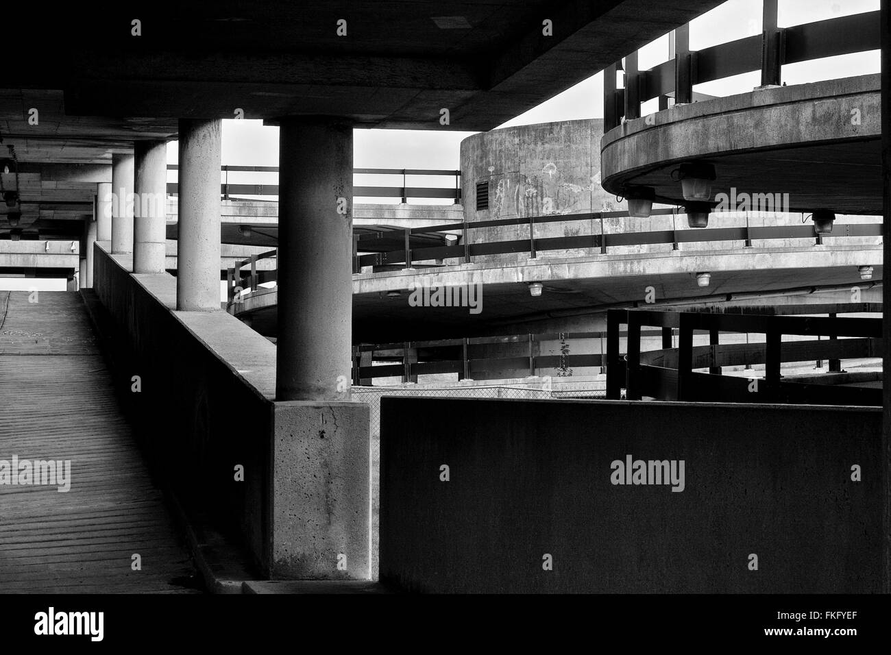 Un'immagine in bianco e nero delle rampe di parcheggio abbandonate all'aeroporto (CYMX) di Mirabel, Quebec, Canada. Foto Stock