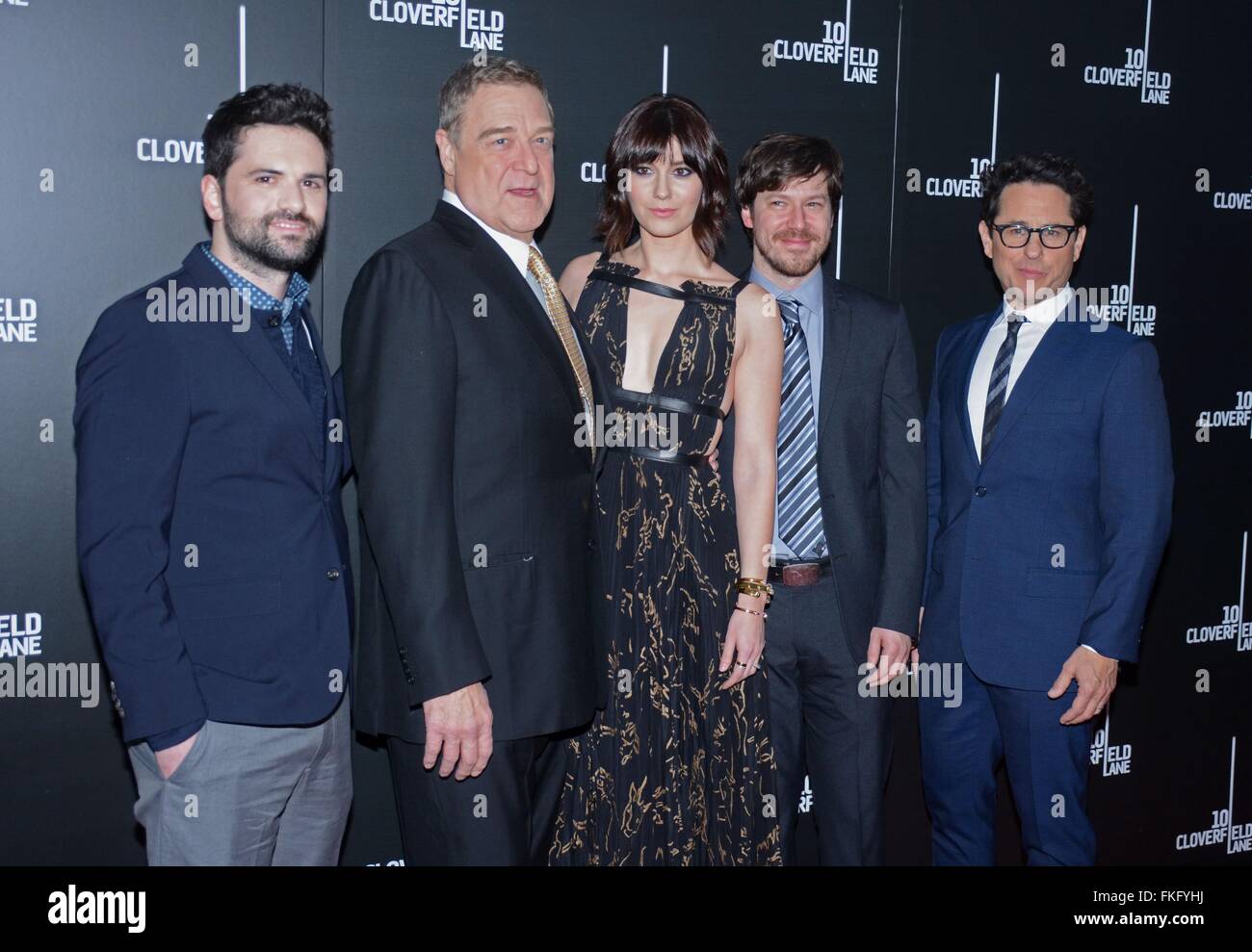 New York, NY, STATI UNITI D'AMERICA. 8 Mar, 2016. Dan Trachtenberg, John Goodman, Mary Elizabeth Winstead, John Gallagher Jr, J.J. Abrams presso gli arrivi per 10 CLOVERFIELD LANE Premiere, AMC Loews Lincoln Square 13, New York, NY, 8. Marzo 2016. Credito: Derek Storm/Everett raccolta/Alamy Live News Foto Stock