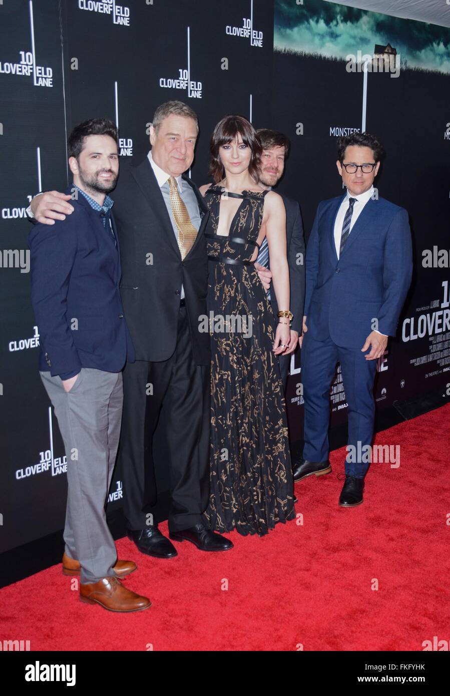 New York, NY, STATI UNITI D'AMERICA. 8 Mar, 2016. Dan Trachtenberg, John Goodman, Mary Elizabeth Winstead, John Gallagher Jr, J.J. Abrams presso gli arrivi per 10 CLOVERFIELD LANE Premiere, AMC Loews Lincoln Square 13, New York, NY, 8. Marzo 2016. Credito: Derek Storm/Everett raccolta/Alamy Live News Foto Stock