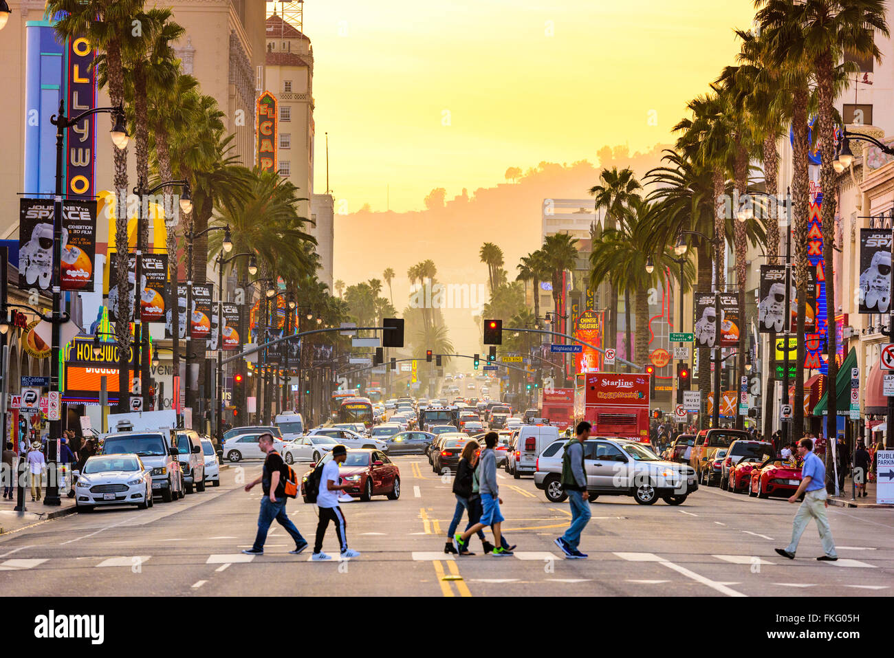 Il traffico su Hollywood Boulevard in Hollywood, California, Stati Uniti d'America. Foto Stock