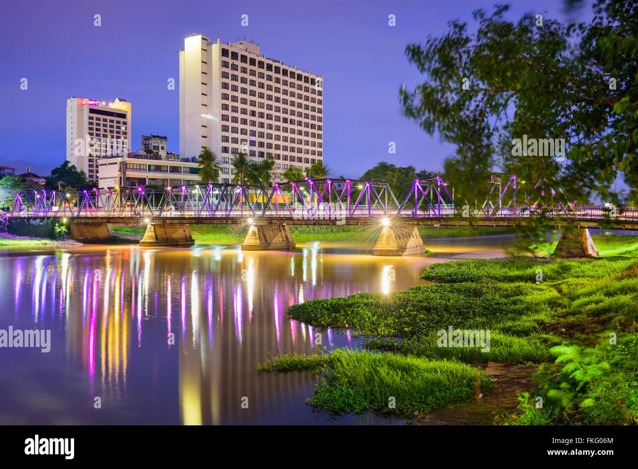 Chiang Mai, Thailandia hotel skyline sul fiume Ping. Foto Stock