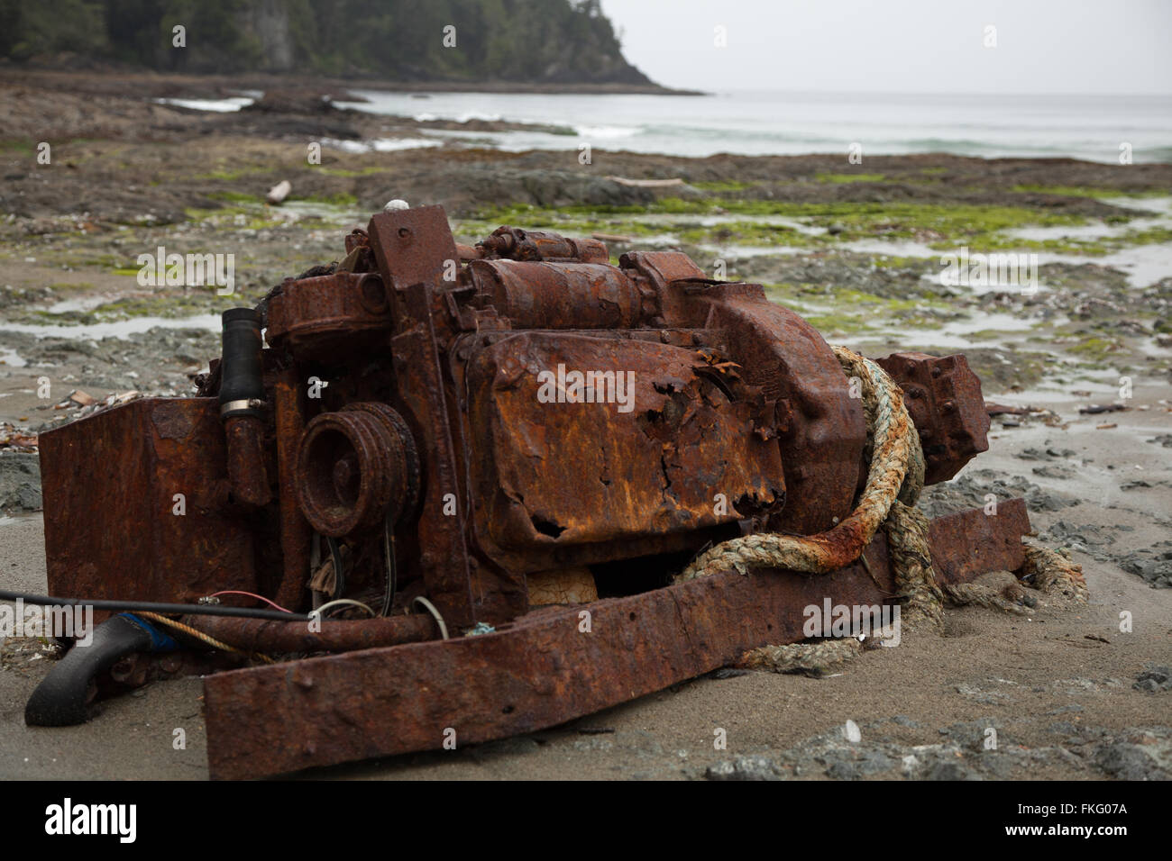 Metallo arrugginito rifiuti, abbattendo sulla zona intercotidale, Vancouver Island British Columbia. Foto Stock
