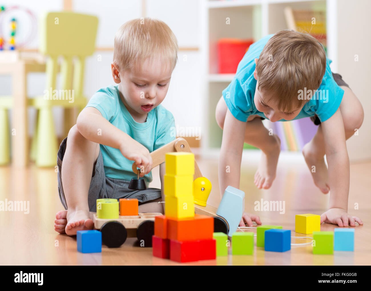 Bambini curiosi ragazzi studiano vivaio Foto Stock