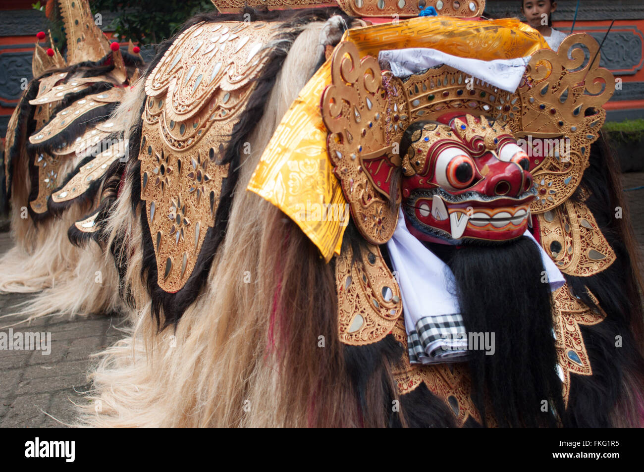 Makassar, Indonesia. 8 Marzo, 2016. Barong figura esegue sulla processione Indù alla vigilia del Nyepi Day del silenzio. Nyepi è un Balinese celebrazione indù osservati ogni nuovo anno secondo il calendario Balinese. Nyepi Day è una cerimonia destinato a pulire e purificare le anime dei indù devoti. Yermia Riezky / Alamy Live News. Foto Stock