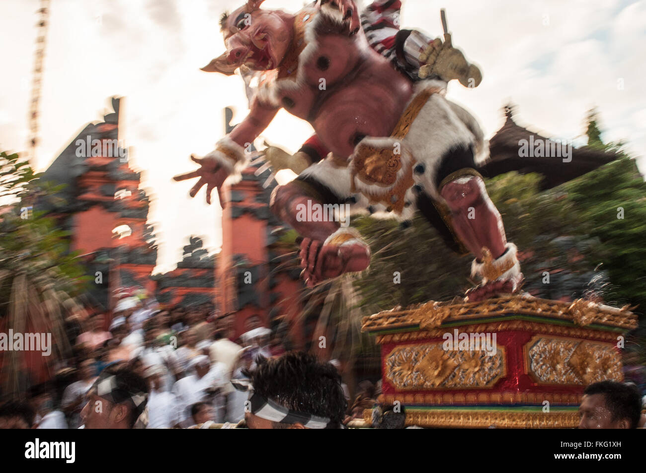 Makassar, Indonesia. 8 Marzo, 2016. Indù indonesiano partecipare alla processione alla vigilia del Nyepi Day del silenzio. Nyepi è un Balinese celebrazione indù osservati ogni nuovo anno secondo il calendario Balinese. Nyepi Day è una cerimonia destinato a pulire e purificare le anime dei indù devoti. Yermia Riezky / Alamy Live News. Foto Stock