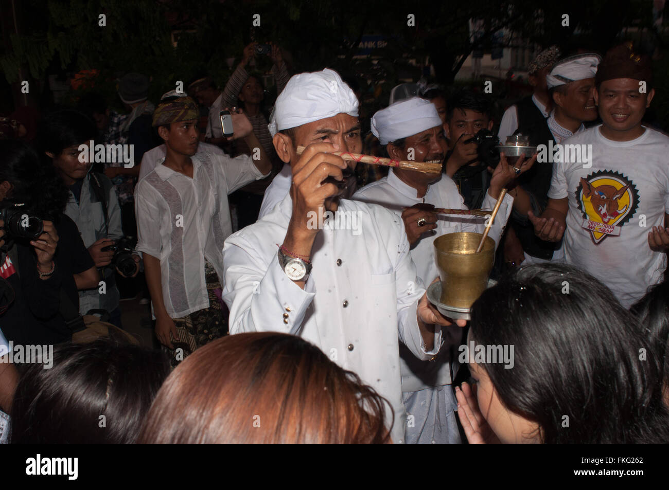 Makassar, Indonesia. 8 Marzo, 2016. I sacerdoti splash acqua santa all'operatore durante la processione alla vigilia del Nyepi Day del silenzio. Yermia Riezky / Alamy Live News Foto Stock