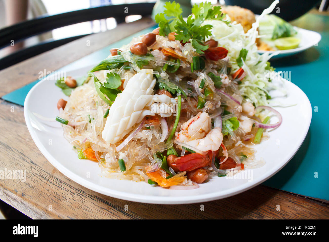 Speziata insalata di tagliatella, speziata insalata di vermicelli (yum woon sen), Insalata Thai famoso antipasto. Foto Stock