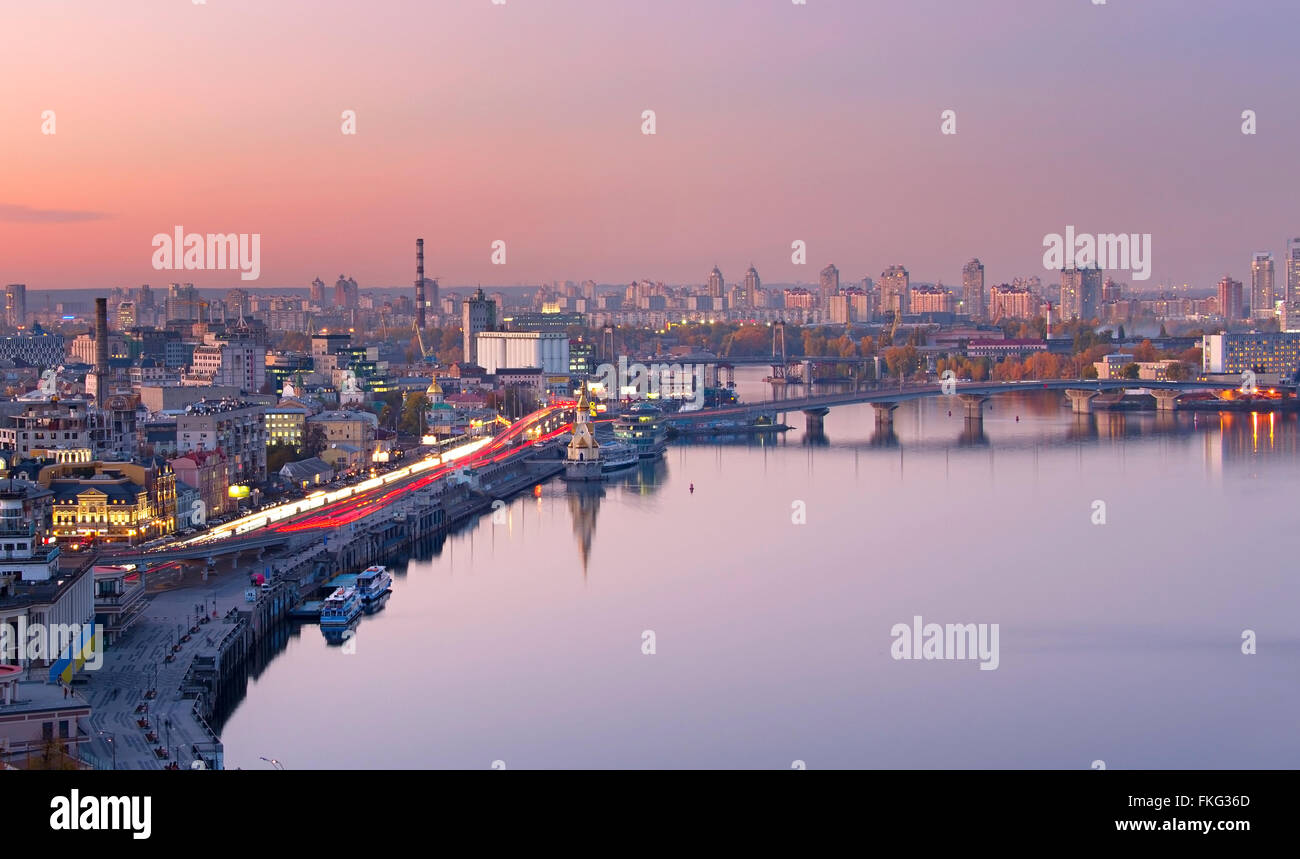 Splendida Kiev skyline con riflessione nel fiume Dnieper a twilightk. L'Ucraina Foto Stock