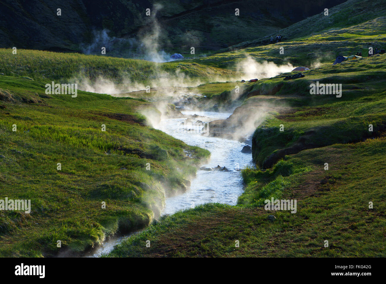 Primavera calda e fumante creek, persone camping, Hengill montagne, Hveragerdi, SW Islanda Foto Stock