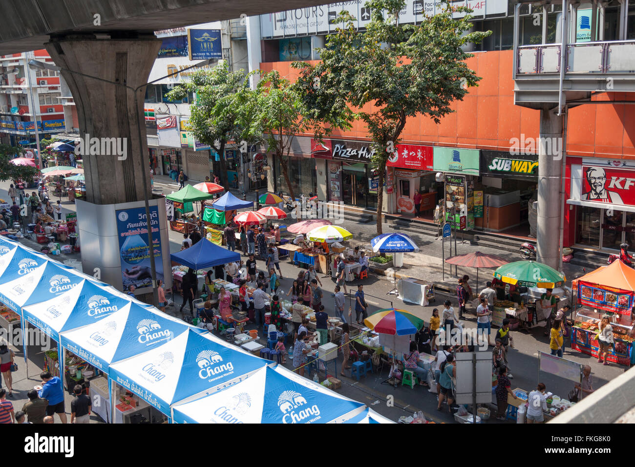 La domenica la Sala Daeng street (Bangkok) superamento con stand gastronomici. Sala Daeng envahie le Dimanche par des sorge de nourriture. Foto Stock