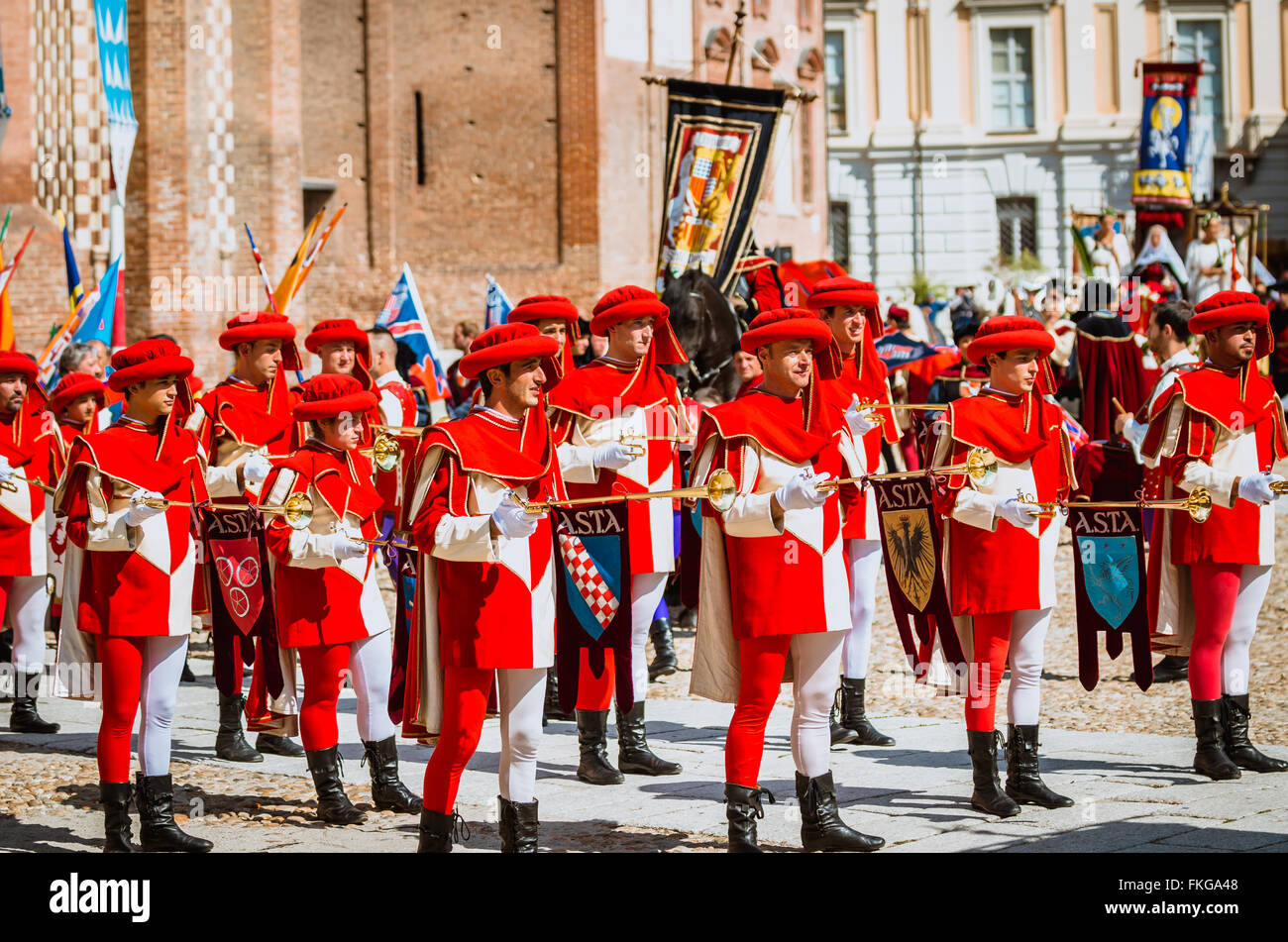Asti, Italia - 16 Settembre 2012: la storica parata medievale del Palio di Asti in Piemonte, Italia. Il batterista e trombettieri Foto Stock