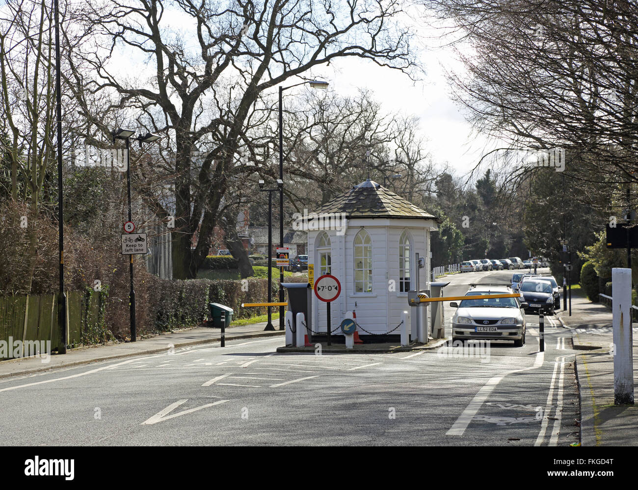 Una macchina si avvicina il casello su College Road in Dulwich, Londra. Le automobili sono comunque obbligati a pagare un £1 pedaggio a utilizzare la strada. Foto Stock