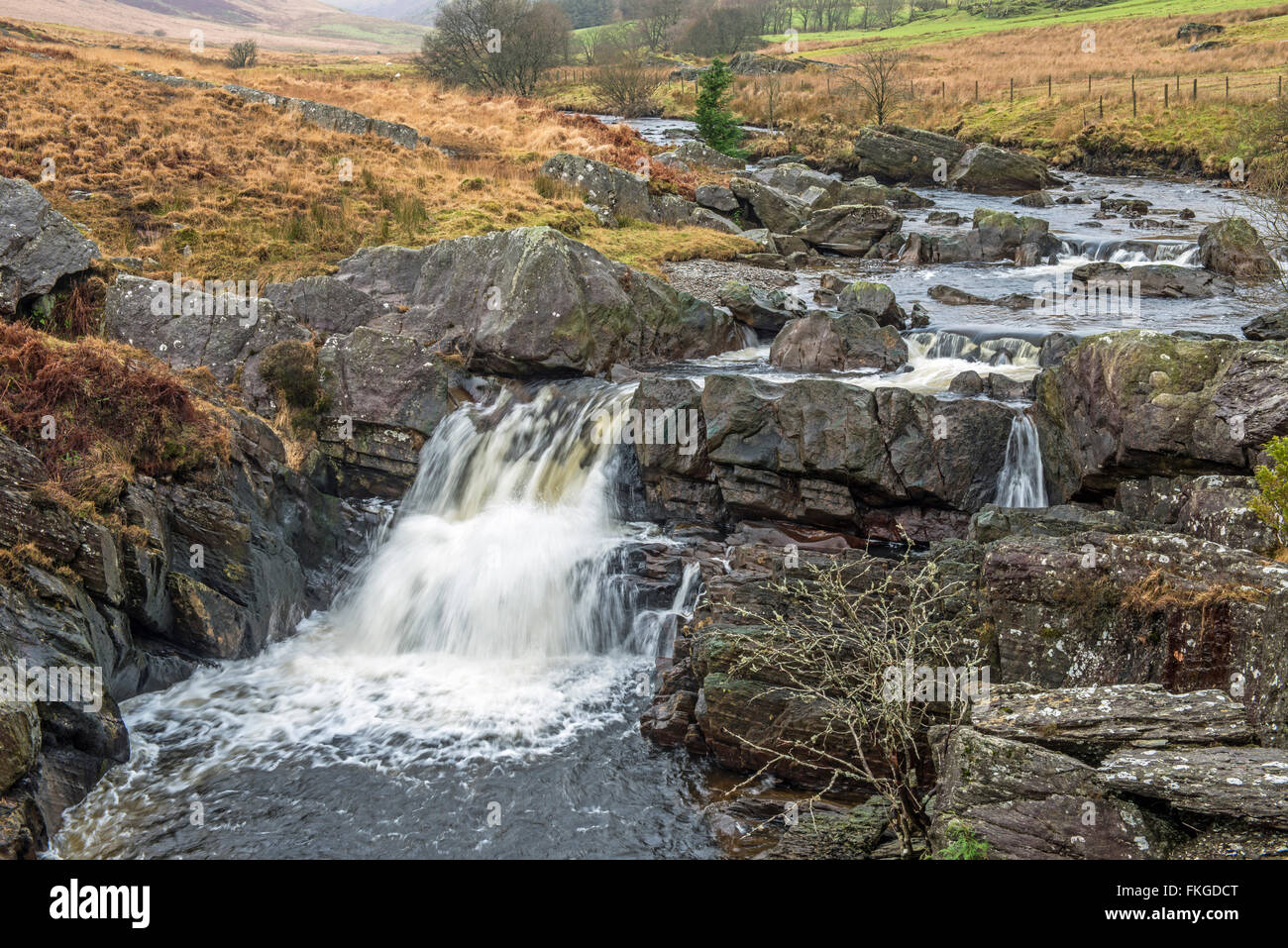 Fiume Claerwen cascata che scorre al di sotto della diga Claerwen in Powys, il Galles Centrale, vicino alla valle di Elan Foto Stock