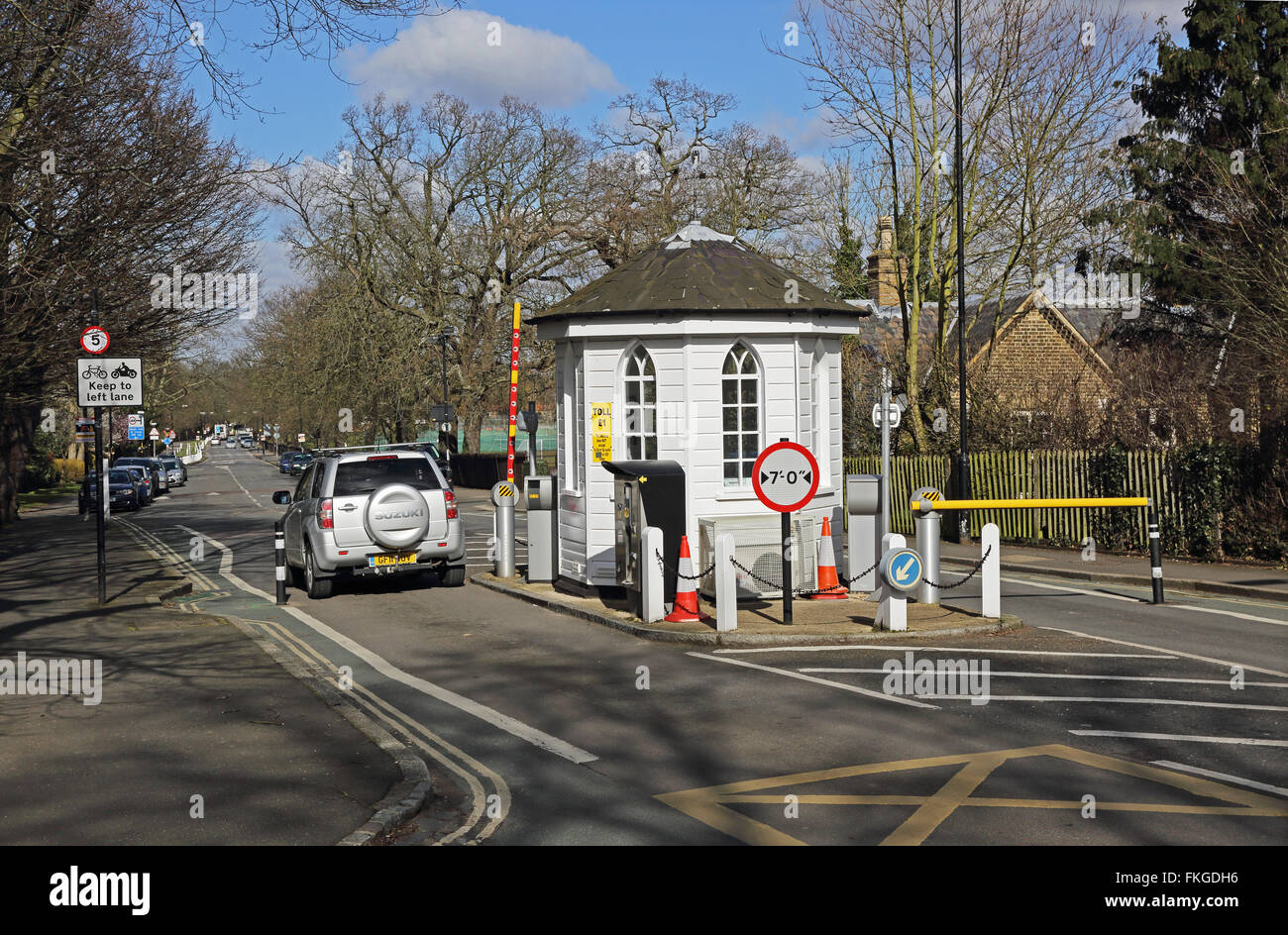 Una macchina passa il casello su College Road in Dulwich, Londra. Le automobili sono comunque obbligati a pagare un £1 pedaggio a utilizzare la strada. Foto Stock