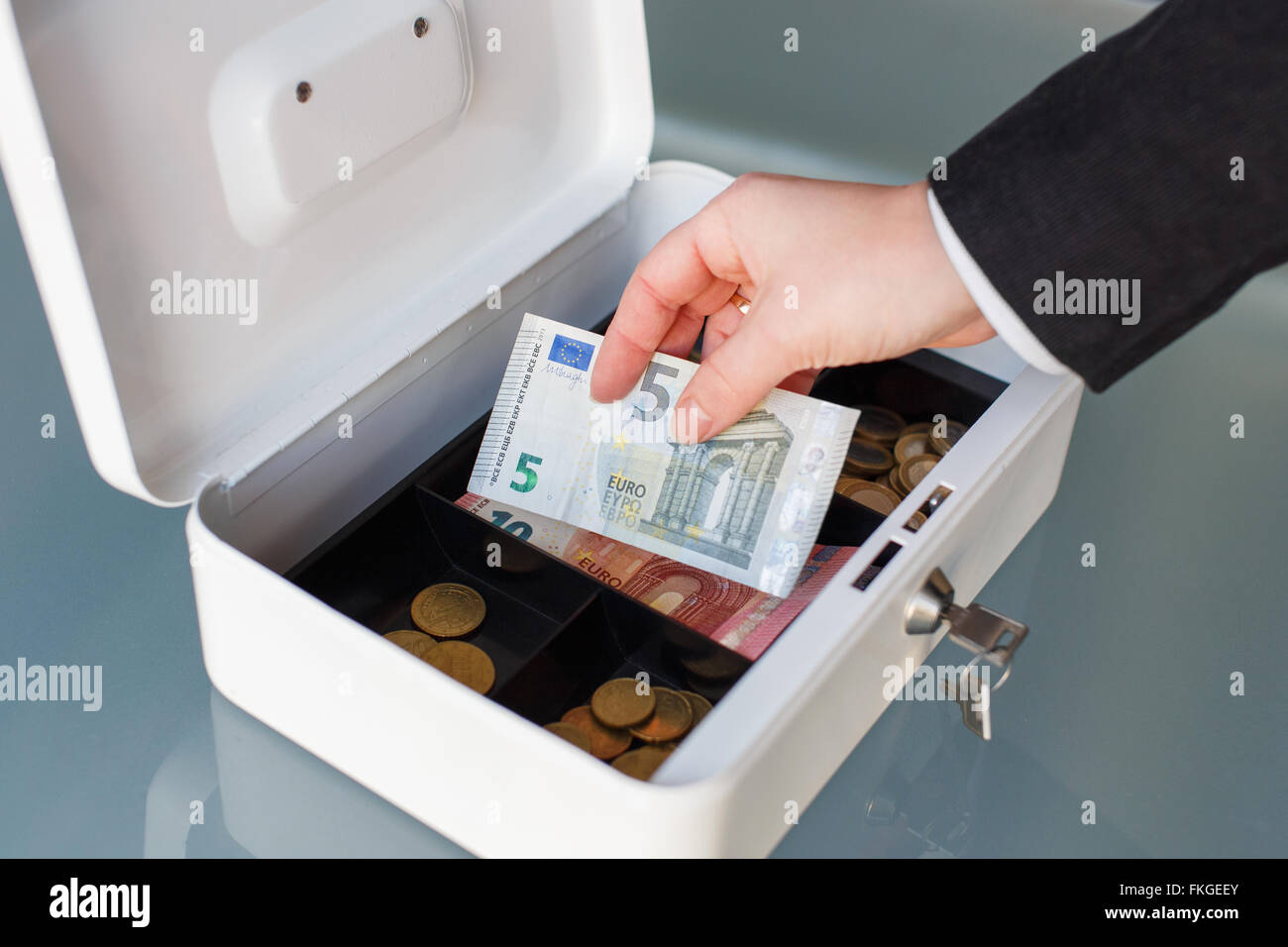 Imprenditrice metti cinque di banconote in euro in cassetta di sicurezza Foto Stock