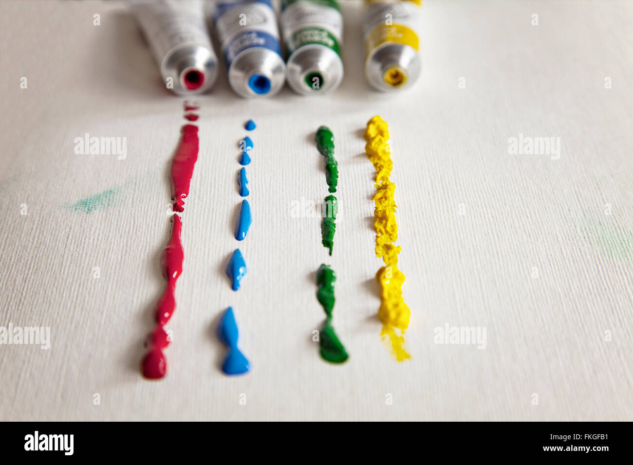 Immagine di artisti tubi di verniciatura con vernice fuoriuscita. Foto Stock