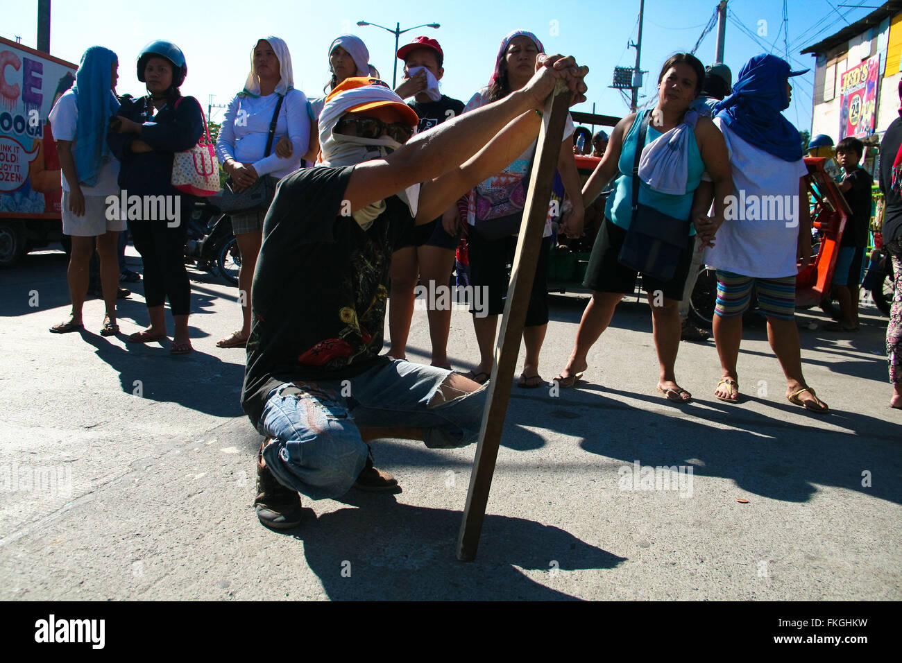 Filippine. 9 Mar, 2016. Un sedimentatore informale detiene un sfollagente in Culiat, Quezon City. Circa 50 coloni illegali si sono scontrati con la polizia come si fermarono la loro terra e barricati la strada di fronte alla partita disputata. Vi sono stati alcuni feriti come rocce e le bottiglie di vetro sono state scambiate tra i coloni informale e la polizia. Credito: J Gerard Seguia/ZUMA filo/Alamy Live News Foto Stock