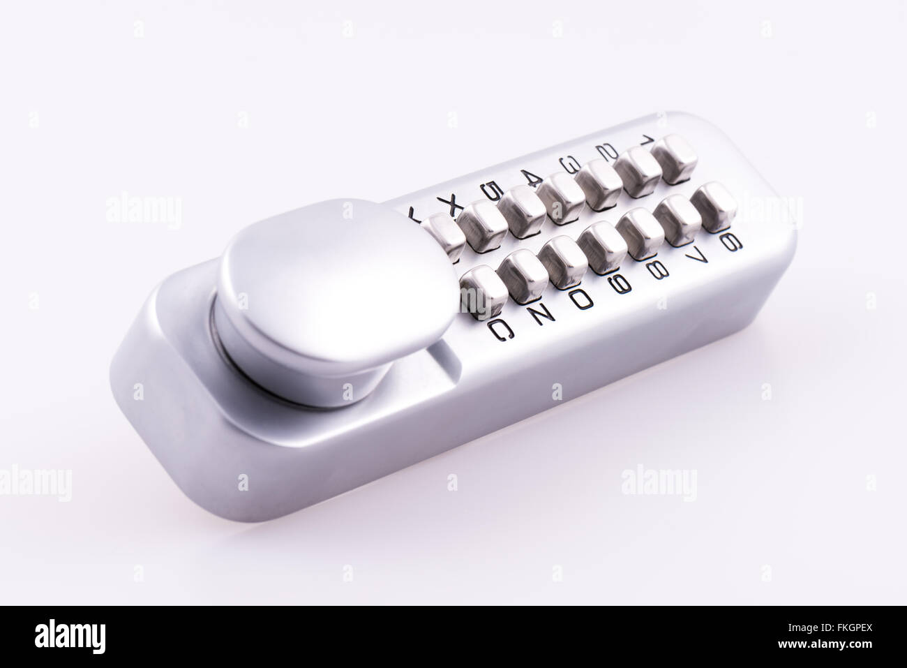 Premere il pulsante di combinazione serratura della porta su sfondo bianco Foto Stock