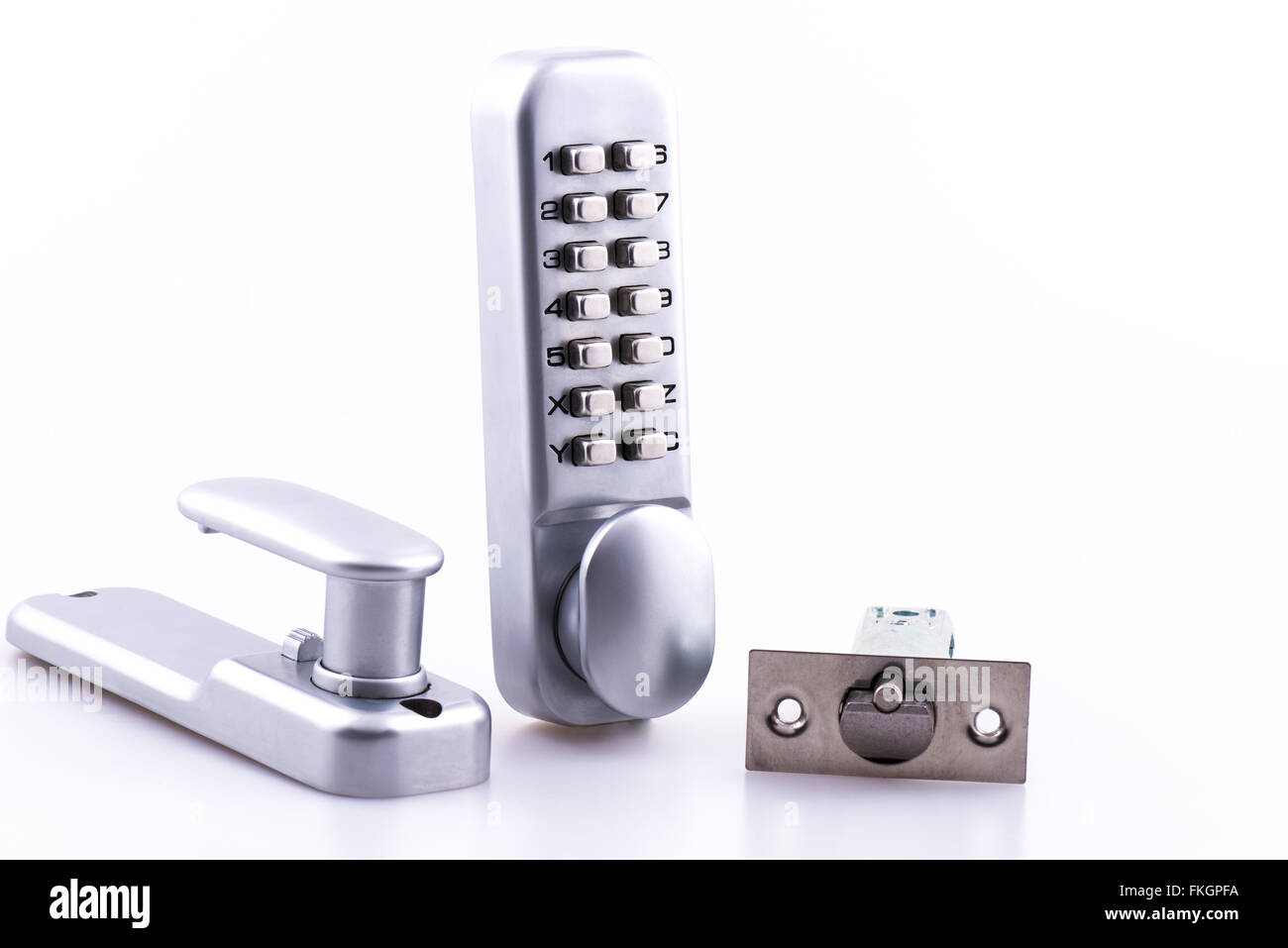 Il blocco dei tasti di combinazione e mobili porta su sfondo bianco Foto Stock