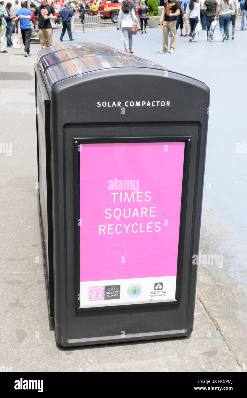 Energia solare compattatore di rifiuti sul marciapiede, Times Square a New York City, Stati Uniti d'America Foto Stock