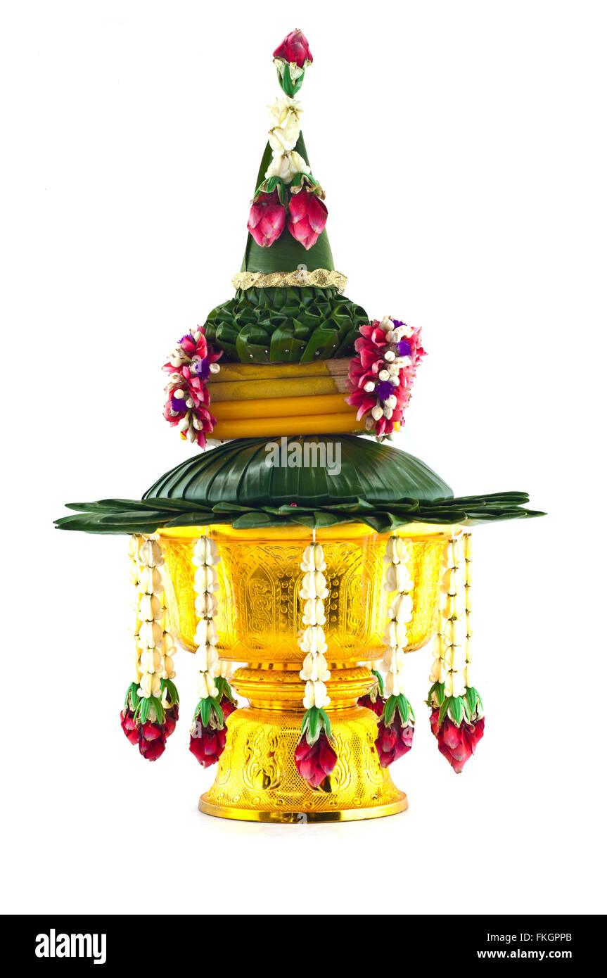 Fiore tradizionale thailandese decorato su vassoio con piedistallo isolato su sfondo bianco. Foto Stock