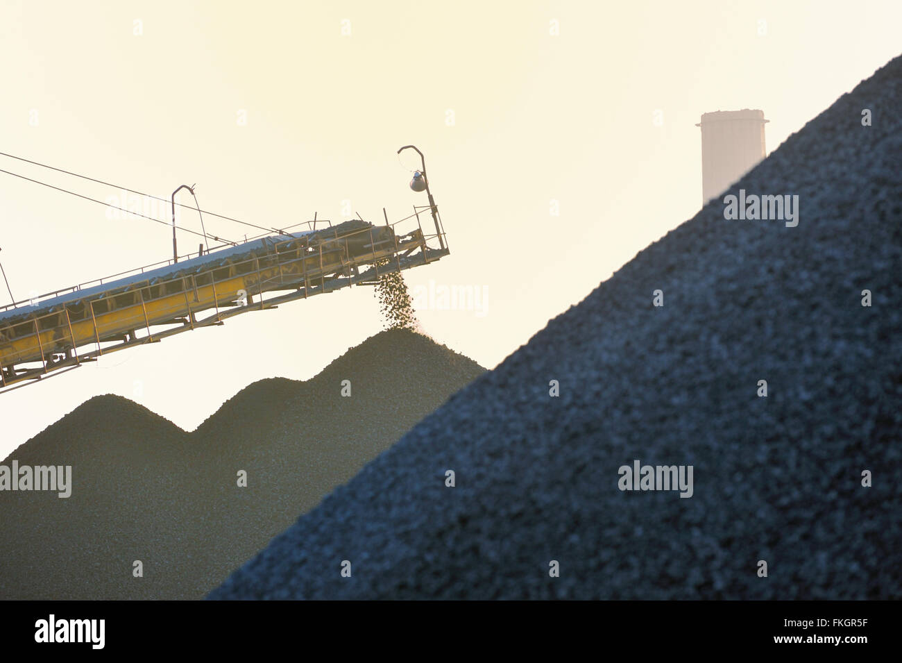 Il minerale di ferro e il convogliatore in industria siderurgica Foto Stock