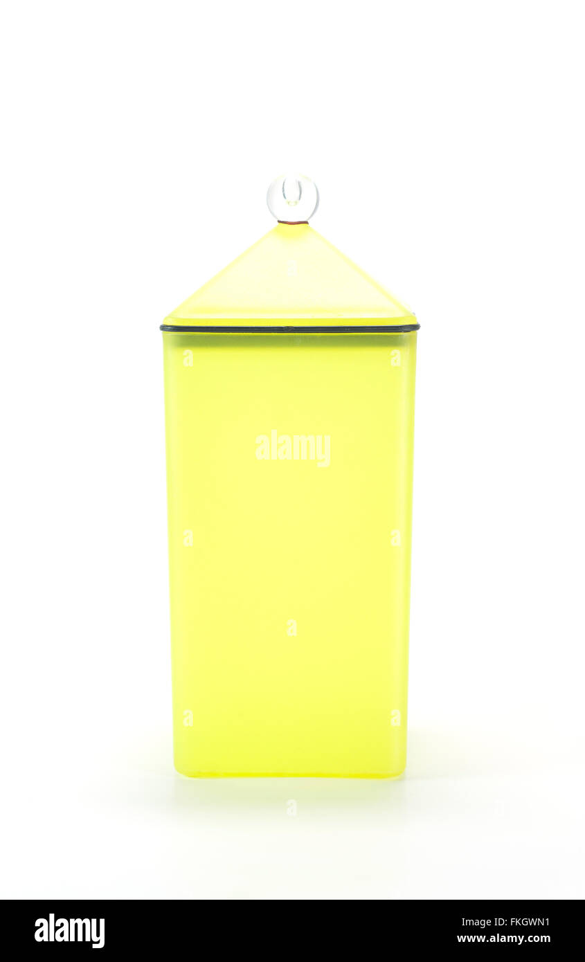 Contenitore di plastica giallo, utensili isolati su fondo bianco. Foto Stock