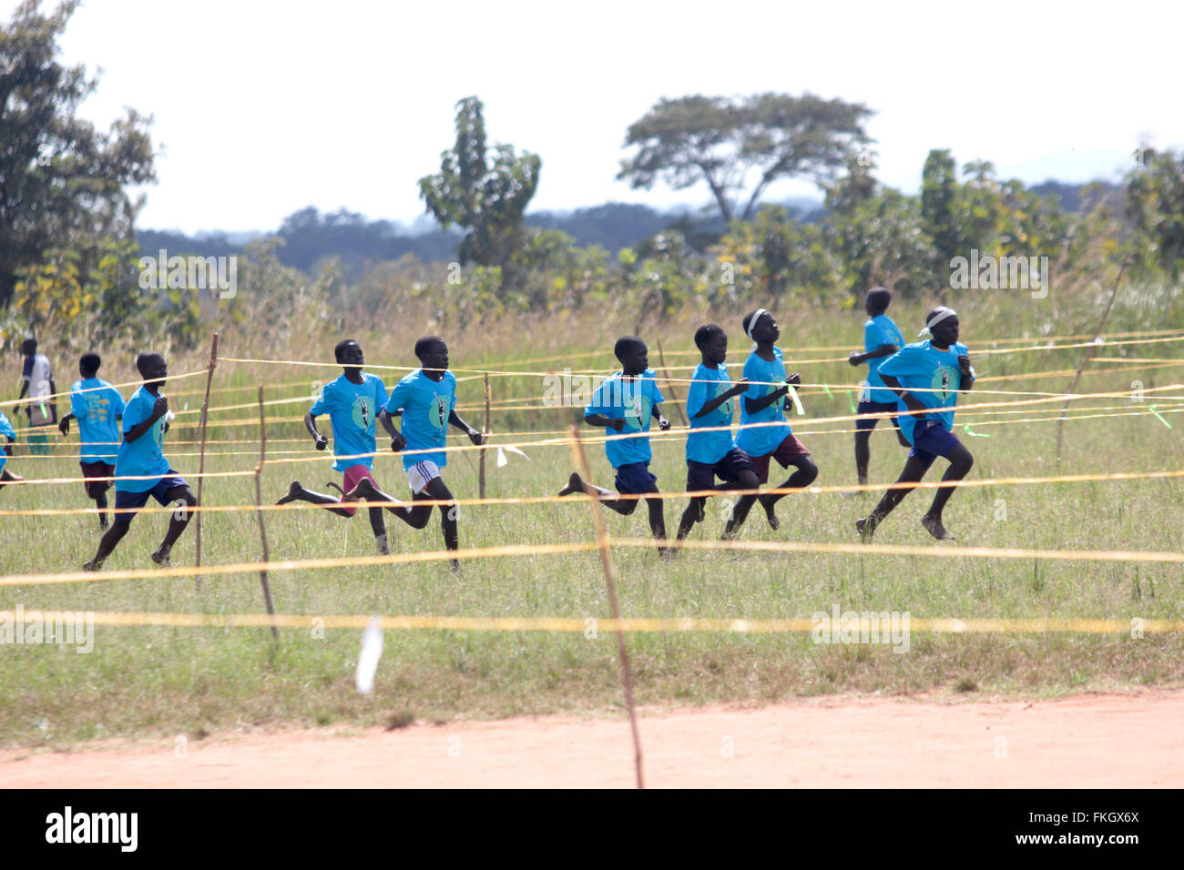 I bambini prendono parte ad una gara di comunità rurali in Uganda Foto Stock