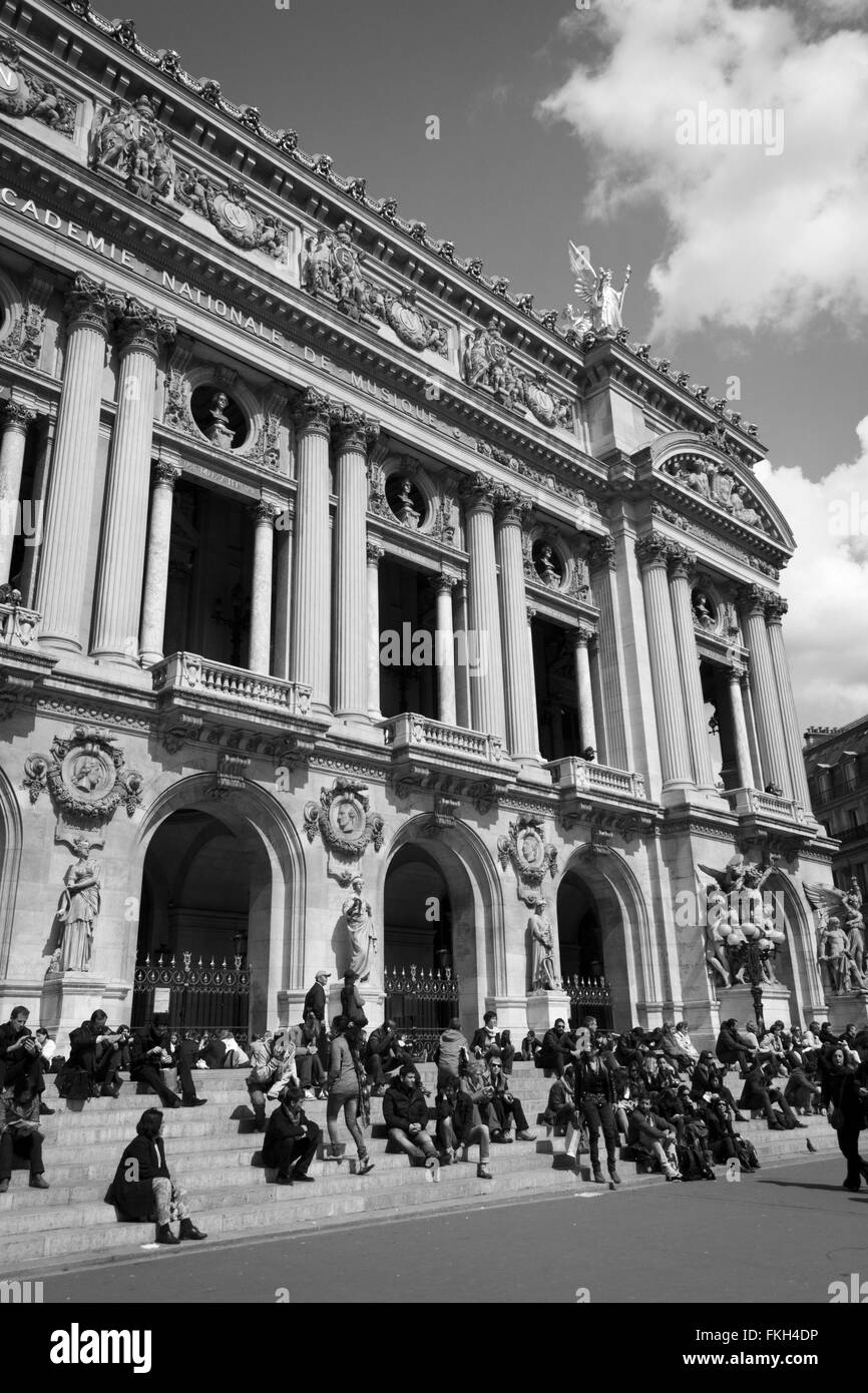 I parigini e turisti che si godono il sole di fronte al Teatro dell'Opera di Parigi, Francia. Foto Stock