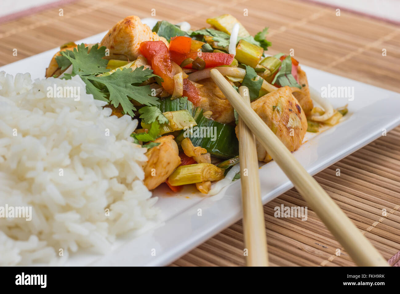 Piatto asiatico con pollo e verdure, il coriandolo e il porro Foto Stock