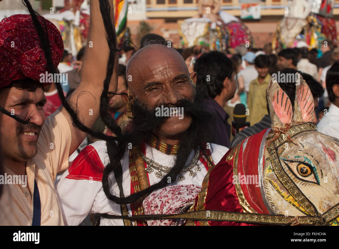 Enorme, lunga, lunga, baffi e barba, su Rajasthani,uomo, ragazzo durante il festival di elefante durante holi,celebrazione indù in Jaipur Rajasthan,l'India,l'Asia. Foto Stock