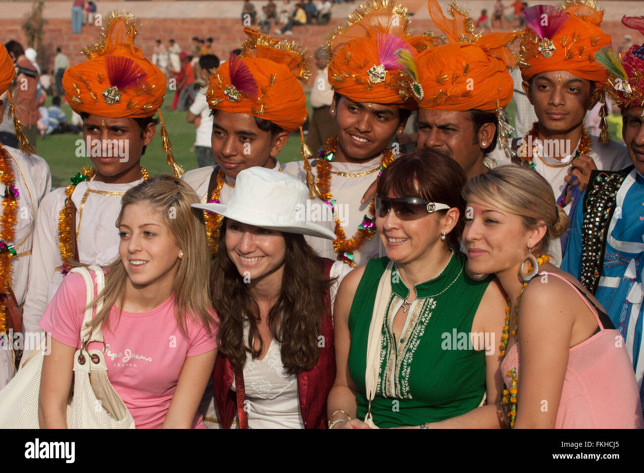 I turisti occidentali con ballerini turbaned durante il festival di elefante durante holi,celebrazione indù in Jaipur Rajasthan,l'India,l'Asia. Foto Stock
