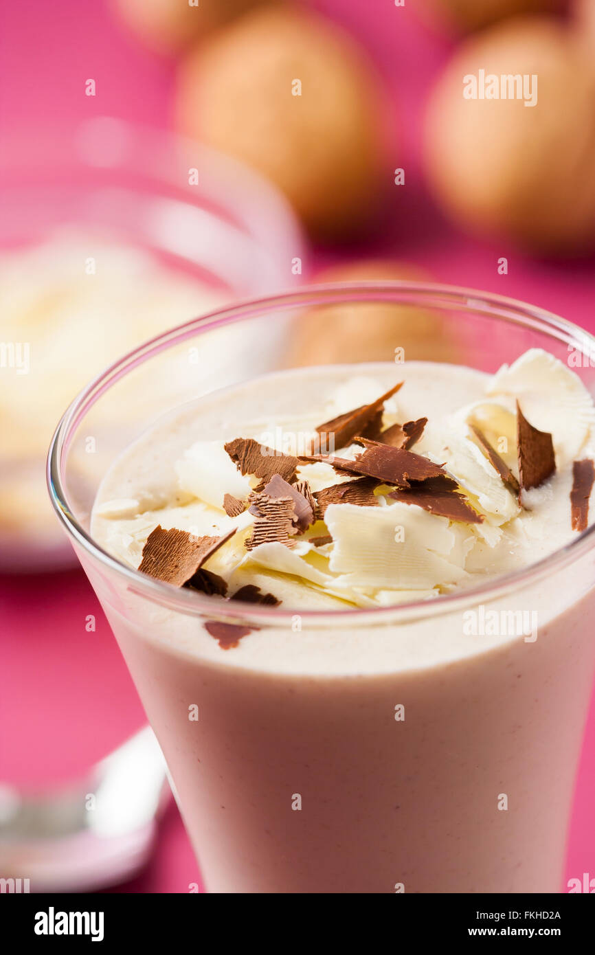 Un frullato delizioso con banana, noce e scaglie di cioccolato. Foto Stock