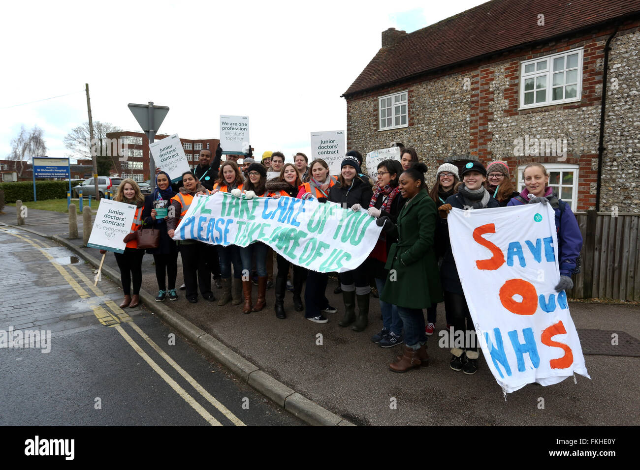 Chichester, Regno Unito. 9 Marzo, 2016. I medici lo sciopero per la terza volta su nuovo contratto essendo portato dal governo. Nella foto è colpire al di fuori dell ospedale di Chichester, West Sussex, Regno Unito. Credito: Sam Stephenson/Alamy Live News. Foto Stock