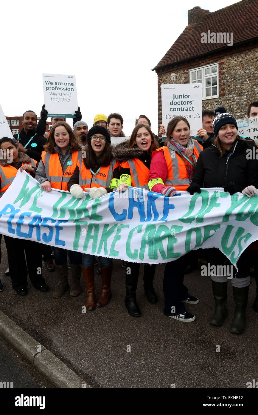 Chichester, Regno Unito. 9 Marzo, 2016. I medici lo sciopero per la terza volta su nuovo contratto essendo portato dal governo. Nella foto è colpire al di fuori dell ospedale di Chichester, West Sussex, Regno Unito. Credito: Sam Stephenson/Alamy Live News. Foto Stock