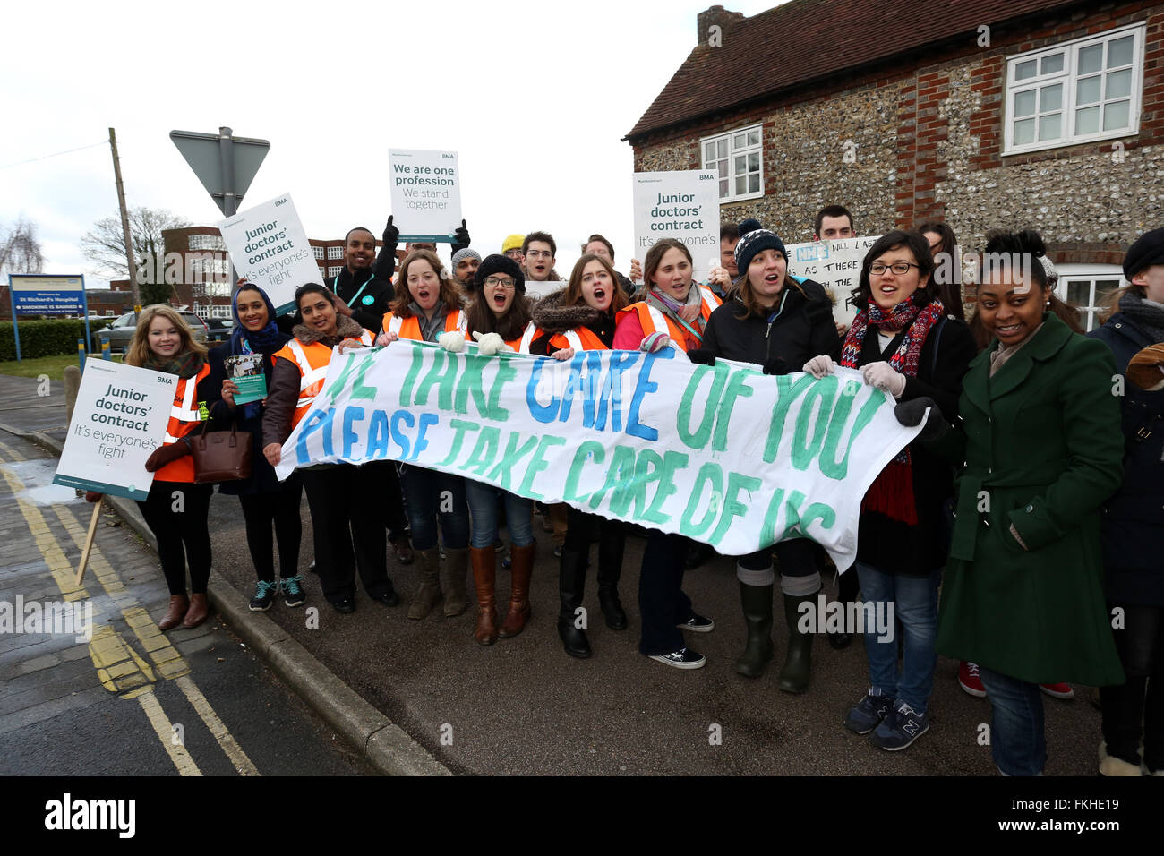 Chichester, Regno Unito. 9 Marzo, 2016. I medici lo sciopero per la terza volta su nuovo contratto essendo portato dal governo. Nella foto è colpire al di fuori dell ospedale di Chichester, West Sussex, Regno Unito. Credito: Sam Stephenson/Alamy Live News. Foto Stock