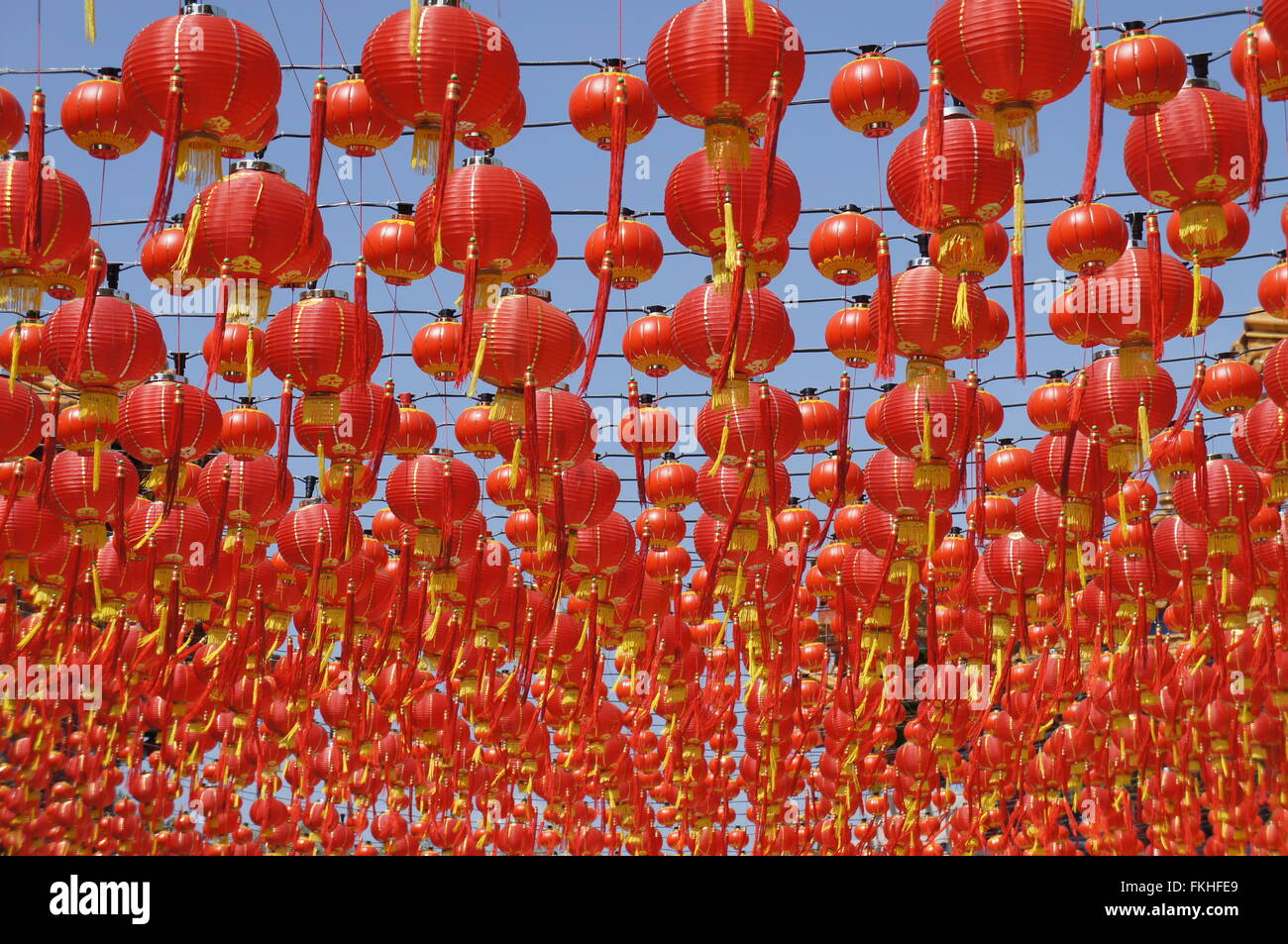 Lanterne rosse contro il cielo blu Foto Stock