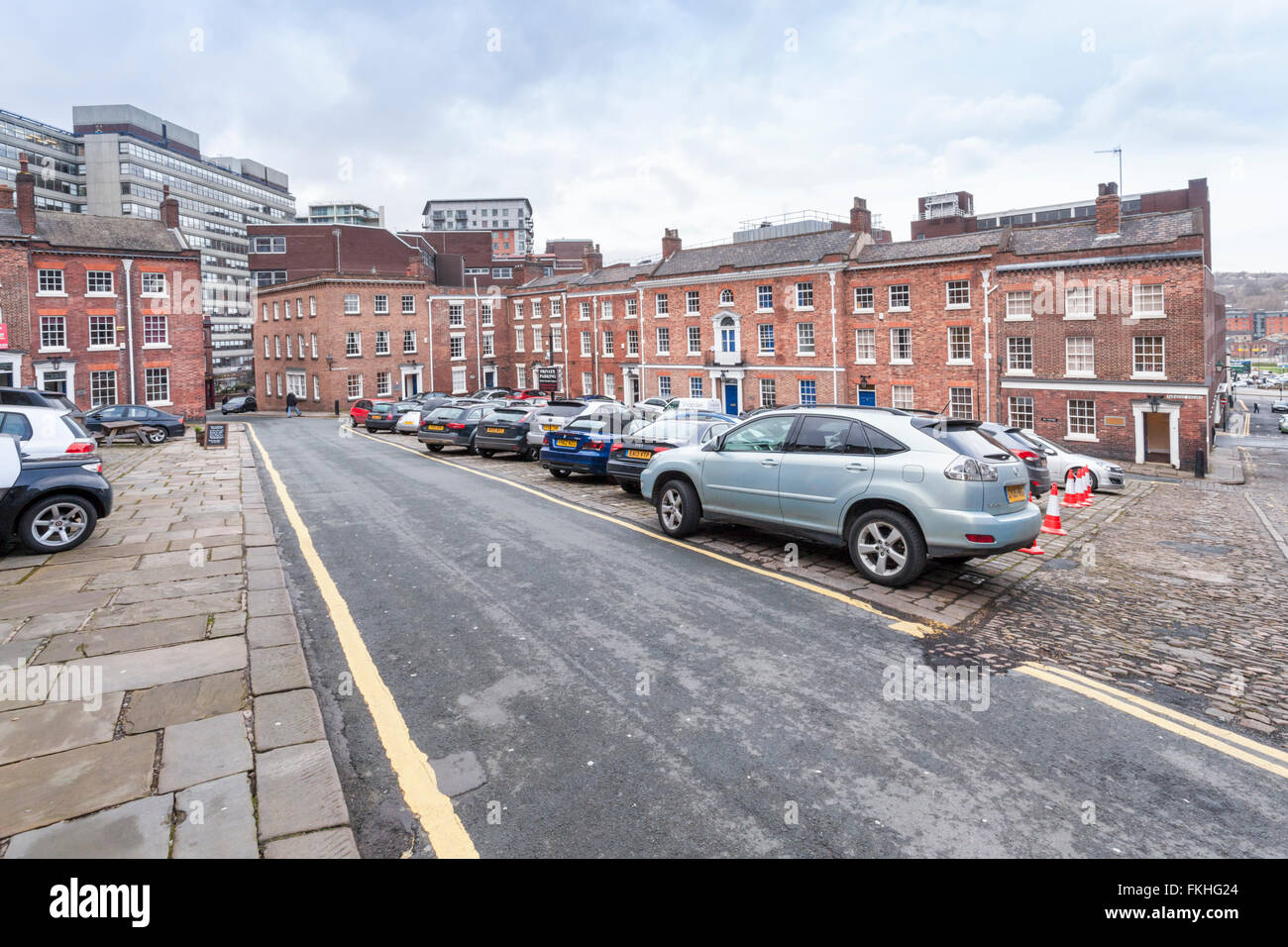 Xviii secolo town square racchiuso dai Georgiani terrazzati case di città ora utilizzato per il parcheggio su strada, Paradise Square, Sheffield, Yorkshire, Inghilterra, Regno Unito Foto Stock