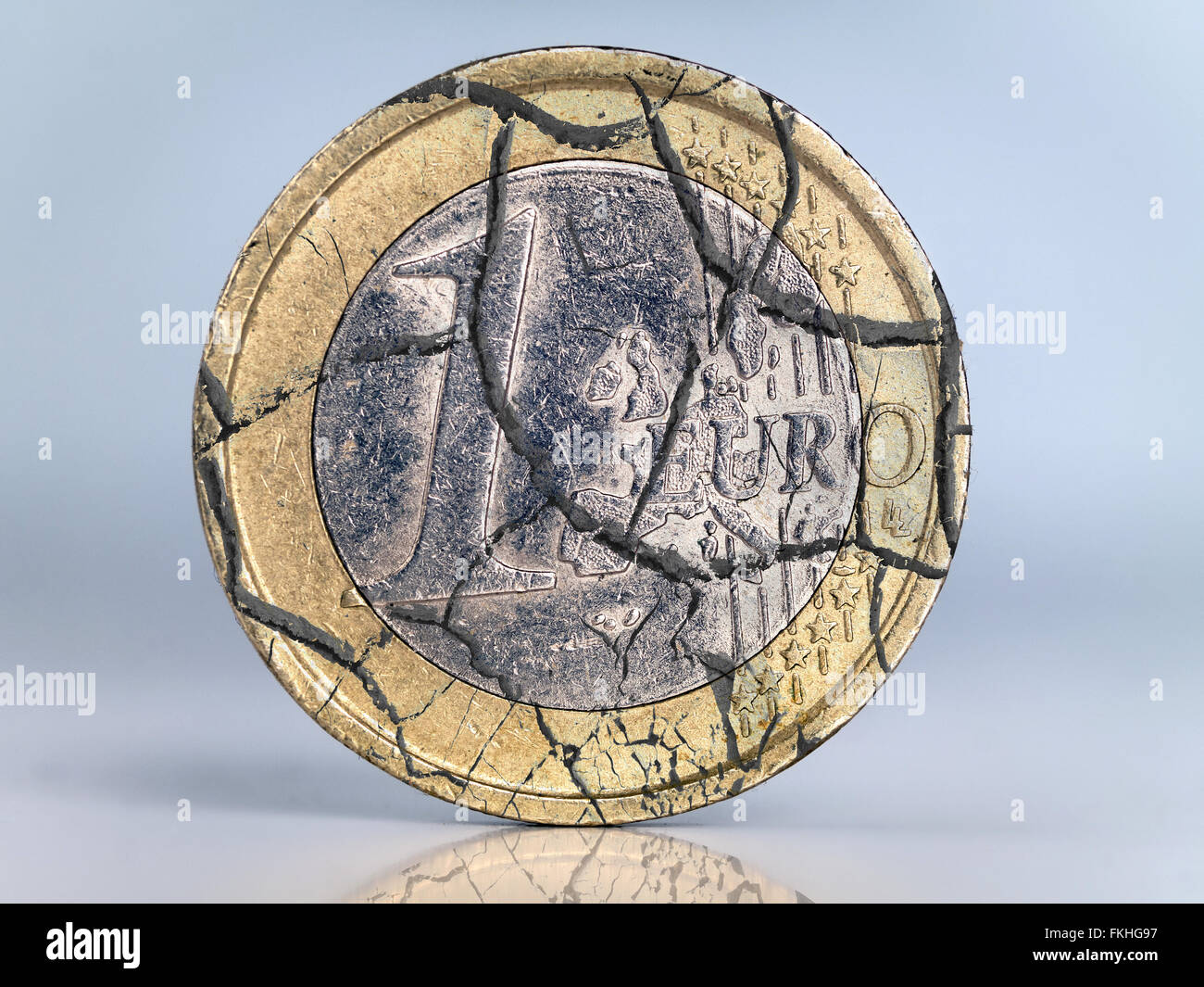 Un euro moneta incrinato come metafora della valuta euro crollo Foto Stock