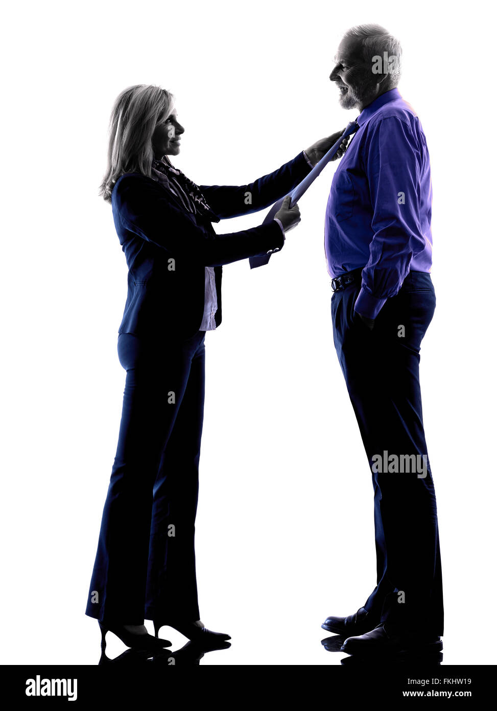 Una coppia caucasica senior vestirsi in silhouette silhouette studio isolato su sfondo bianco Foto Stock