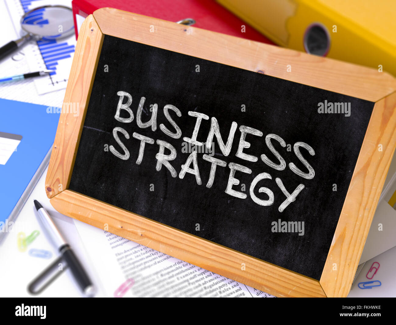 Strategia di Business manoscritte da bianco gesso su una lavagna. Foto Stock