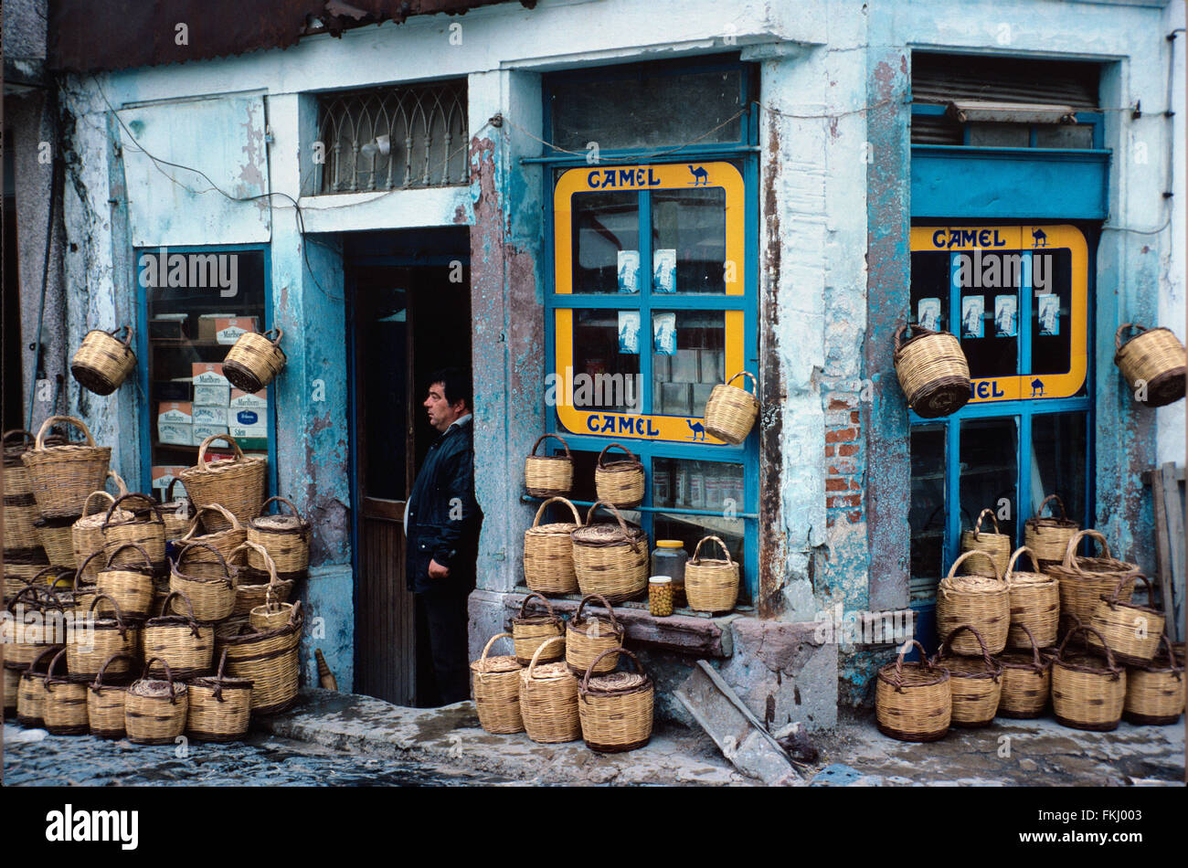Piccolo angolo Shop o cestello Maker a Ayvalik, una città costiera nel Mar Egeo in Turchia. Foto Stock