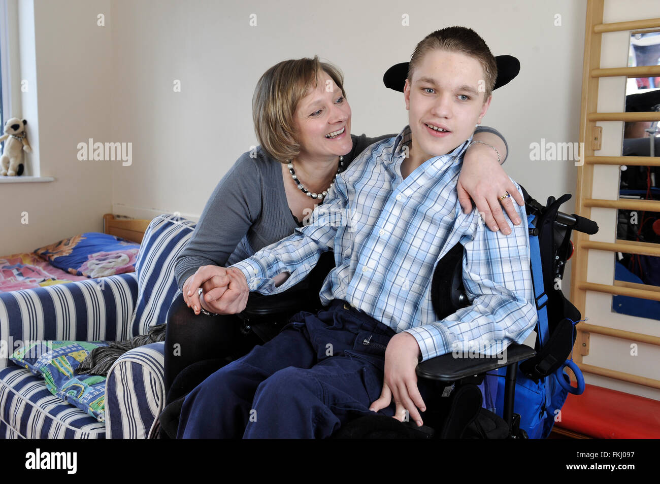 Jane Raca con suo figlio handicappato James che è nato 4 mese prematura. Jane ha scritto un libro sulle sfide alla ricerca dopo un bambino disabile. Foto Stock