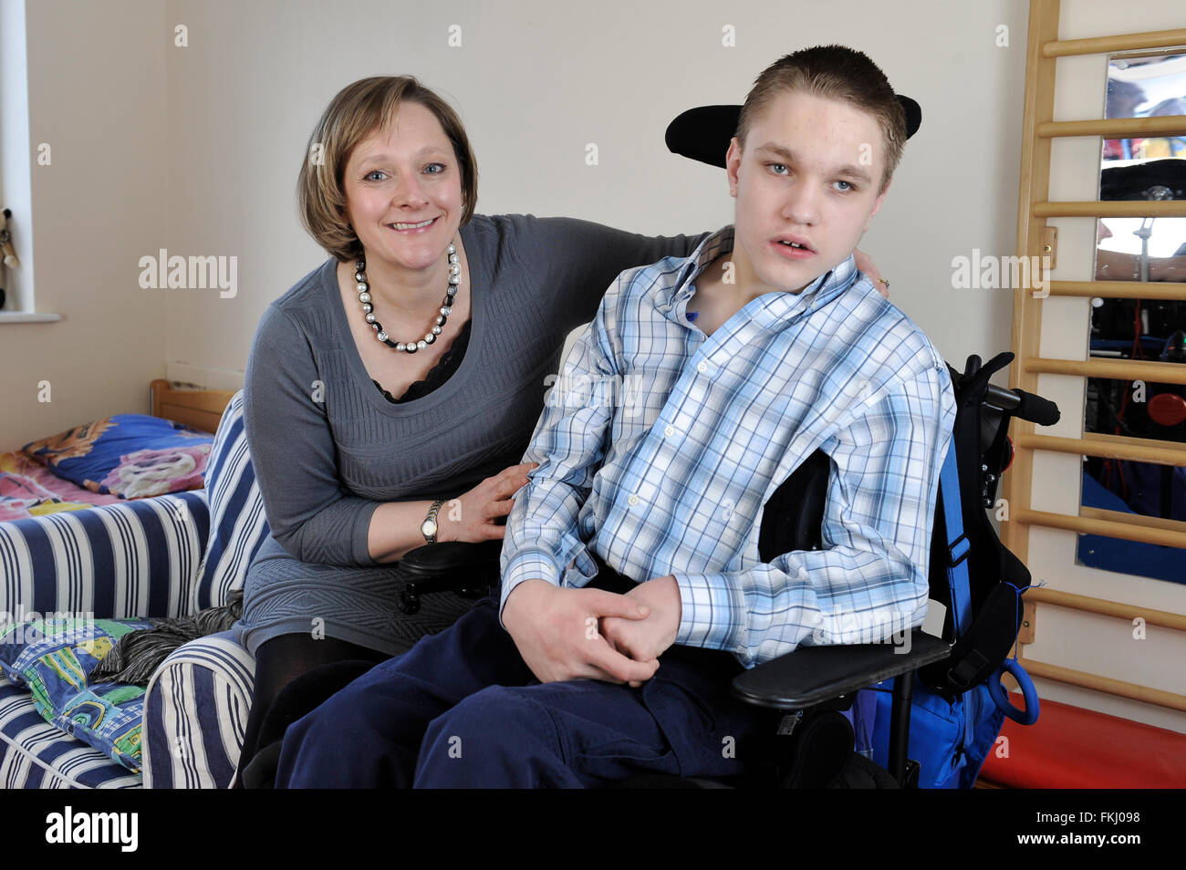 Jane Raca con suo figlio handicappato James che è nato 4 mese prematura. Jane ha scritto un libro sulle sfide alla ricerca dopo un bambino disabile. Foto Stock